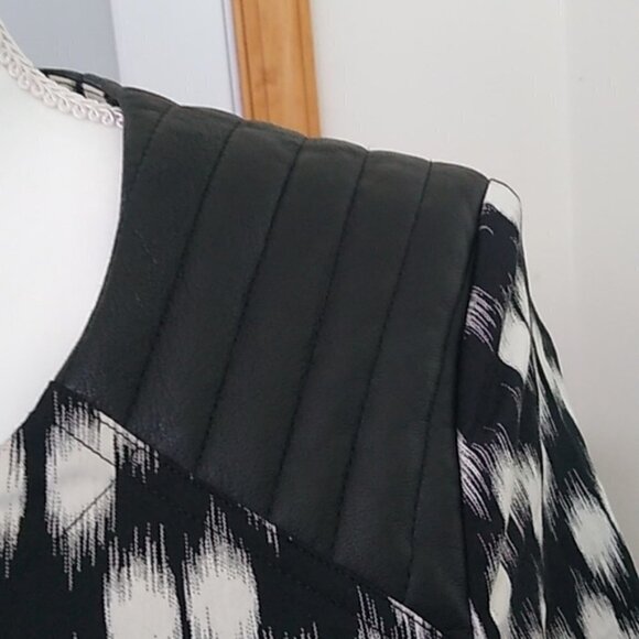 Like New Yigal Azrouël Jet Black and Bone Ikat Print Dress Size - 4 - Picture 11 of 16
